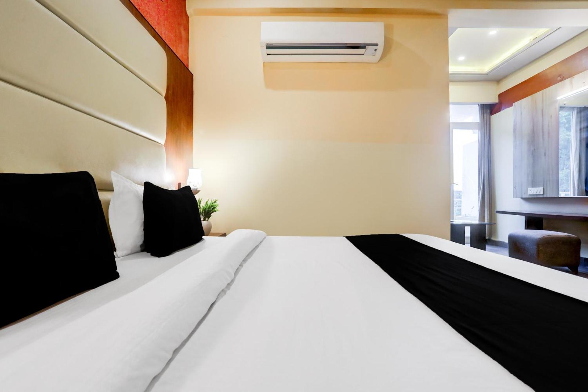 Hotel Super Townhouse Oak Pacify Hills Rājpur Exterior foto